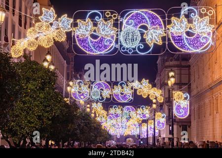 Séville, Espagne - 16 décembre 2023 : décoration des lumières de Noël dans l'avenue Constitution, Avenida de la Constitucion, autour de la cathédrale Saint-M. Banque D'Images