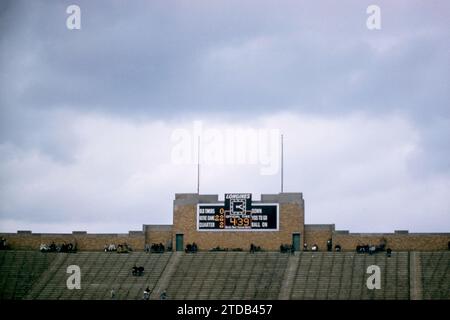 SOUTH BEND, IN - AVRIL 16 : vue générale du tableau de bord lors d'un match des anciens élèves avec l'équipe des anciens élèves de notre Dame et l'équipe universitaire de notre Dame le 16 avril 1957 à notre Dame Stadium à South Bend, Indiana. (Photo de Hy Peskin) Banque D'Images