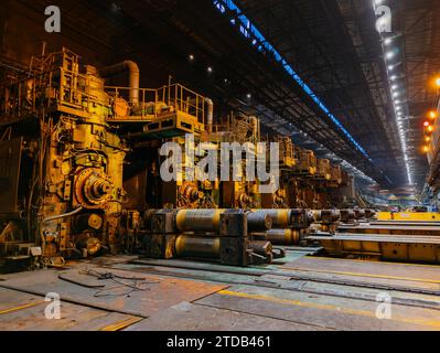 Usine de métal laminé. Laminoir continu à chaud Banque D'Images