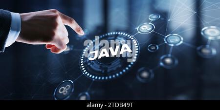 Homme d'affaires clique sur le concept d'application de langage de programmation Java sur l'écran virtuel. Banque D'Images