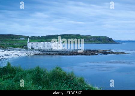 La Kelp House sur l'île Rathlin au crépuscule. Comté d'Antrim, Irlande du Nord. ROYAUME-UNI. Banque D'Images