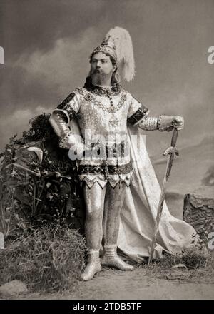 1873 , hiver , New York , USA : le célèbre chanteur d'opéra italien Tenore ITALO CAMPANINI ( 1845 - 1896 ), dans le rôle de LOHENGRIN de Richard WAGNER . Frère du célèbre chef de musique CLEOFONTE CAMPANINI ( 1860 - 1919 ), a fait ses débuts à la Scala de Milan dirigé par Franco Faccio , avec le chanteur partenaire Victor Maurel . Photo de JosÃ© maria MORA ( 1847 - 1926 ), New York . - CANTANTE LIRICO - MUSICISTA - OPERA LIRICA - MUSICA CLASSICA - classique - costume di scena - costume de scène - épée - spada - barbe - barba - HISTOIRE - FOTO STORICHE - ITALIE --- Archivio GBB Banque D'Images