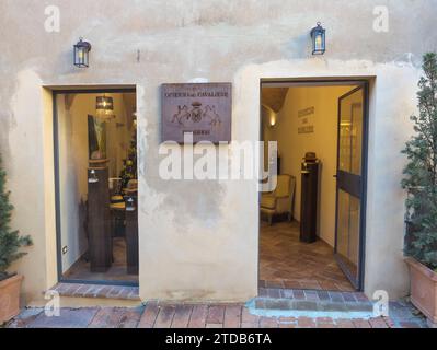Vitrine de l'Opificio del Cavaliere, parfumerie qui vend des parfums uniques et précieux à Bolgheri, Livourne, Italie Banque D'Images