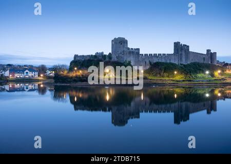 Château de Pembroke au crépuscule Banque D'Images