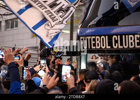 Porto, Portugal. 17 décembre 2023. Porto, 12/17/2023 - plusieurs centaines de supporters du FC Porto étaient cet après-midi, à côté du stade Dragão, pour accueillir l'équipe alors que passe le bus qui transporte les joueurs vers Lisbonne, à la veille du match contre le Sporting SP ( Pedro Grenadier/Global Images ) crédit : Atlantico Press/Alamy Live News Banque D'Images