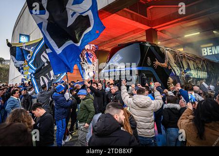 Porto, Portugal. 17 décembre 2023. Porto, 12/17/2023 - plusieurs centaines de supporters du FC Porto étaient cet après-midi, à côté du stade Dragão, pour accueillir l'équipe alors que passe le bus qui transporte les joueurs vers Lisbonne, à la veille du match contre le Sporting SP ( Pedro Grenadier/Global Images ) crédit : Atlantico Press/Alamy Live News Banque D'Images