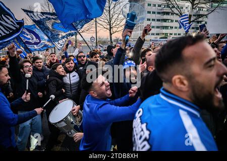 Porto, Portugal. 17 décembre 2023. Porto, 12/17/2023 - plusieurs centaines de supporters du FC Porto étaient cet après-midi, à côté du stade Dragão, pour accueillir l'équipe alors que passe le bus qui transporte les joueurs vers Lisbonne, à la veille du match contre le Sporting SP ( Pedro Grenadier/Global Images ) crédit : Atlantico Press/Alamy Live News Banque D'Images