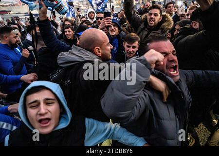 Porto, Portugal. 17 décembre 2023. Porto, 12/17/2023 - plusieurs centaines de supporters du FC Porto étaient cet après-midi, à côté du stade Dragão, pour accueillir l'équipe alors que passe le bus qui transporte les joueurs vers Lisbonne, à la veille du match contre le Sporting SP ( Pedro Grenadier/Global Images ) crédit : Atlantico Press/Alamy Live News Banque D'Images