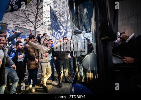 Porto, Portugal. 17 décembre 2023. Porto, 12/17/2023 - plusieurs centaines de supporters du FC Porto étaient cet après-midi, à côté du stade Dragão, pour accueillir l'équipe alors que passe le bus qui transporte les joueurs vers Lisbonne, à la veille du match contre le Sporting SP ( Pedro Grenadier/Global Images ) crédit : Atlantico Press/Alamy Live News Banque D'Images