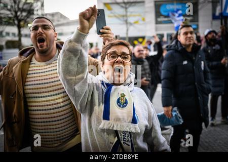 Porto, Portugal. 17 décembre 2023. Porto, 12/17/2023 - plusieurs centaines de supporters du FC Porto étaient cet après-midi, à côté du stade Dragão, pour accueillir l'équipe alors que passe le bus qui transporte les joueurs vers Lisbonne, à la veille du match contre le Sporting SP ( Pedro Grenadier/Global Images ) crédit : Atlantico Press/Alamy Live News Banque D'Images