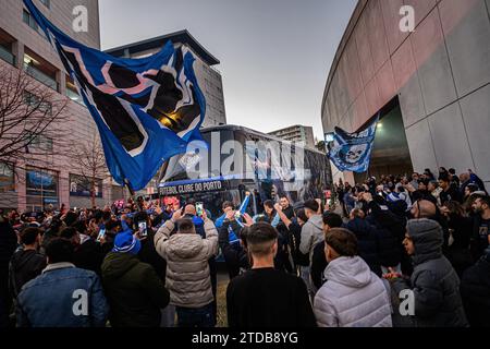 Porto, Portugal. 17 décembre 2023. Porto, 12/17/2023 - plusieurs centaines de supporters du FC Porto étaient cet après-midi, à côté du stade Dragão, pour accueillir l'équipe alors que passe le bus qui transporte les joueurs vers Lisbonne, à la veille du match contre le Sporting SP ( Pedro Grenadier/Global Images ) crédit : Atlantico Press/Alamy Live News Banque D'Images