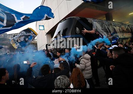 Porto, Portugal. 17 décembre 2023. Porto, 12/17/2023 - plusieurs centaines de supporters du FC Porto étaient cet après-midi, à côté du stade Dragão, pour accueillir l'équipe alors que passe le bus qui transporte les joueurs vers Lisbonne, à la veille du match contre le Sporting SP ( Pedro Grenadier/Global Images ) crédit : Atlantico Press/Alamy Live News Banque D'Images