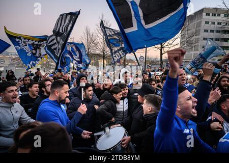 Porto, Portugal. 17 décembre 2023. Porto, 12/17/2023 - plusieurs centaines de supporters du FC Porto étaient cet après-midi, à côté du stade Dragão, pour accueillir l'équipe alors que passe le bus qui transporte les joueurs vers Lisbonne, à la veille du match contre le Sporting SP ( Pedro Grenadier/Global Images ) crédit : Atlantico Press/Alamy Live News Banque D'Images