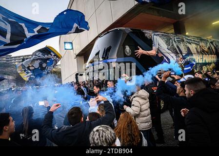 Porto, Portugal. 17 décembre 2023. Porto, 17/12/2023 - plusieurs centaines de supporters du FC Porto étaient cet après-midi, à côté du stade Dragão, pour accueillir l'équipe alors que passe le bus qui transporte les joueurs vers Lisbonne, à la veille du match contre le Sporting SP ( Pedro Grenadier/Global Images ) crédit : Atlantico Press/Alamy Live News Banque D'Images