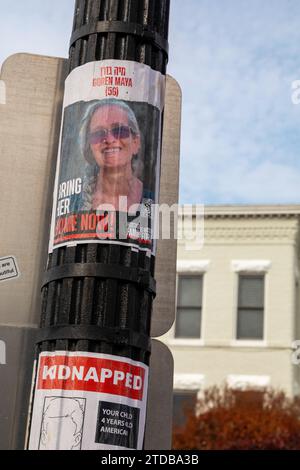 Washington, DC - Affiches avec les noms et les visages des Israéliens enlevés et retenus en otage par le Hamas le 7 octobre 2023. Banque D'Images