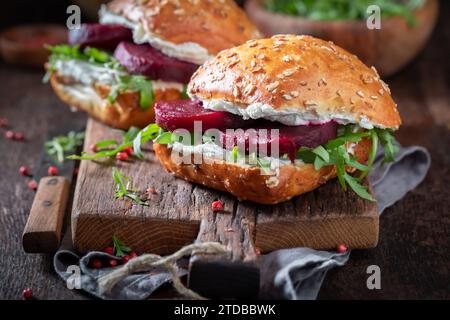 Sandwich délicieux et frais avec betterave et fromage cottage. Sandwich pour un petit déjeuner sain. Banque D'Images