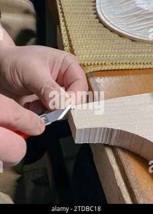 violon fabricant artisan coupe filet ronfling avec outil pour joindre l'autre côté du bord dans l'image haute résolution de canal incrusté Banque D'Images