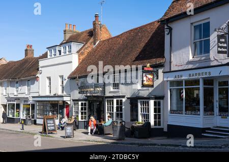 Les gens assis dehors au soleil au Horse and Groom, un pub de style rustique et restaurant avec de vraies bières sur Broad Street à New Alresford, Royaume-Uni Banque D'Images