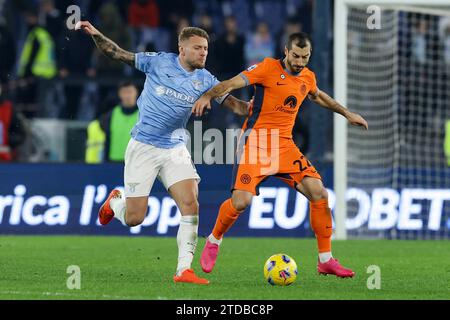 L’attaquant italien de Lazio, Ciro immobile, défie le ballon avec le milieu de terrain arménien de l’Inter Henrikh Mkhitaryan lors du match de football Serie A SS Lazio vs FC Internazionale au stade Olimpico le 17 décembre 2023 à Rome. Banque D'Images