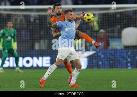 L’attaquant italien du Latium Ciro immobile défie le ballon avec le défenseur italien de l’Inter Francesco Acerbi lors du match de football Serie A SS Lazio vs FC Internazionale au stade Olimpico le 17 décembre 2023 à Rome. Banque D'Images