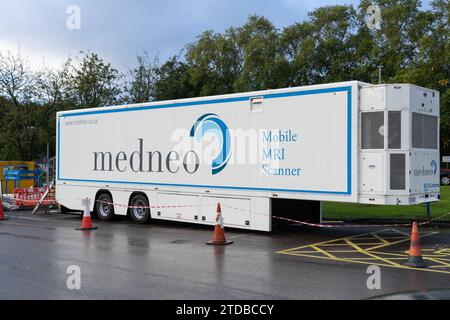 Un IRM mobile Medneo à l'hôpital de Basingstoke. Un IRM mobile est une suite autonome. ROYAUME-UNI. Thème : privatisation du NHS par des entreprises privées Banque D'Images