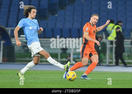 Rome, Italie. 17 décembre 2023. Marko Arnautovic du FC Internazionale est en compétition pour le ballon avec Marcos Antonio du SS Lazio lors de la Serie A entre SS Lazio et FC Internazionale à Olimpico Stadium Credit : Independent photo Agency/Alamy Live News Banque D'Images