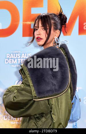 58+ Nina Chuba Raus Aus Dem Teich, Bei der filmpremiere in berlin