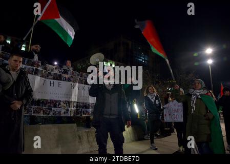 La Haye, Hollande du Sud, pays-Bas. 17 décembre 2023. Des manifestants pro-palestiniens se rassemblent devant la Cour pénale internationale. Le 17 décembre 2023, des centaines de manifestants pro-palestiniens ont marché sur 21 kilomètres de Leiden à la Cour pénale internationale. Le message du manifestant était solidarité avec les Palestiniens tués et déplacés à Gaza. (Image de crédit : © James Petermeier/ZUMA Press Wire) USAGE ÉDITORIAL SEULEMENT! Non destiné à UN USAGE commercial ! Crédit : ZUMA Press, Inc./Alamy Live News Banque D'Images