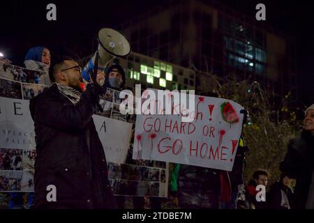 La Haye, Hollande du Sud, pays-Bas. 17 décembre 2023. Des manifestants pro-palestiniens se rassemblent devant la Cour pénale internationale. Le 17 décembre 2023, des centaines de manifestants pro-palestiniens ont marché sur 21 kilomètres de Leiden à la Cour pénale internationale. Le message du manifestant était solidarité avec les Palestiniens tués et déplacés à Gaza. (Image de crédit : © James Petermeier/ZUMA Press Wire) USAGE ÉDITORIAL SEULEMENT! Non destiné à UN USAGE commercial ! Crédit : ZUMA Press, Inc./Alamy Live News Banque D'Images