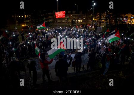 La Haye, Hollande du Sud, pays-Bas. 17 décembre 2023. Des manifestants pro-palestiniens se rassemblent devant la Cour pénale internationale. Le 17 décembre 2023, des centaines de manifestants pro-palestiniens ont marché sur 21 kilomètres de Leiden à la Cour pénale internationale. Le message du manifestant était solidarité avec les Palestiniens tués et déplacés à Gaza. (Image de crédit : © James Petermeier/ZUMA Press Wire) USAGE ÉDITORIAL SEULEMENT! Non destiné à UN USAGE commercial ! Crédit : ZUMA Press, Inc./Alamy Live News Banque D'Images