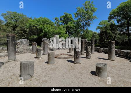 150 fonts centraux et colonnes environnantes, vestiges du baptistère circulaire construits au vie siècle après JC, site archéologique de Butrint. Sarande-Albanie. Banque D'Images