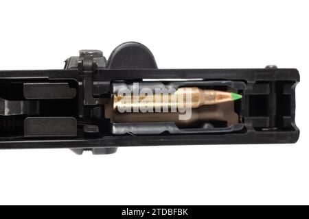 fusil d'assaut démonté. cartouche dans le récepteur isolé sur fond blanc Banque D'Images