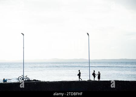 Salvador, Bahia, Brésil - 05 janvier 2022 : des gens marchent sur la jetée de Porto da Barra dans la ville de Salvador, Bahia. Banque D'Images