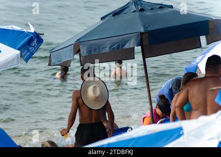 Salvador, Bahia, Brésil - 05 janvier 2022 : On voit des gens se baigner dans la mer sur la plage de Porto da Barra dans la ville de Salvador, Bahia. Banque D'Images