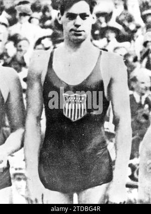 Johny Weissmuller aux Jeux olympiques de Paris en 1924. Il a remporté trois médailles d'or en natation et de bronze avec l'équipe de water-polo. Weissmuller est ainsi devenu le premier homme capable de passer sous une minute au 100 mètres nage libre. Crédit : Album / Archivo ABC Banque D'Images