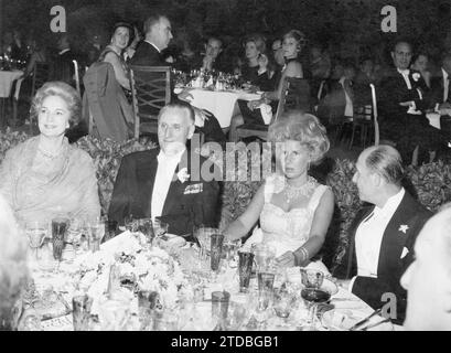 IV gala de l'industrie espagnole de la soie, tenu à Barcelone. Sur l'image, de gauche à droite, Begum Aga Khan, le maire de Barcelone, José María Porcioles, la duchesse d'Alba et le maire de Madrid, José Finat Date approximative : octobre 1963. Crédit : Album / Archivo ABC / Álvaro García Pelayo Banque D'Images