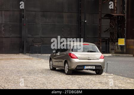 OSTRAVA, RÉPUBLIQUE TCHÈQUE - 15 JUIN 2014 : toute nouvelle voiture Peugeot 308 à hayon dans la région industrielle Ostrava Dolni Vitkovice Banque D'Images