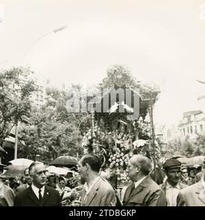 Rocío la confrérie des Rocío de Séville, de la paroisse du Salvador, a été érigée canoniquement le 17 février 1934 par décret du cardinal Eustaquio Ilundáin y Esteban. Parmi les promoteurs figuraient José Anastasio Martín, Emilio Pardo Bernal, José M. Delgado et Segundo de Montes Huibroso. La confrérie a été érigée canoniquement, mais le décret contenait une clause très spéciale : il ne pouvait pas faire un pèlerinage à l'ermitage du village d'Almonte pour la Pentecôte. En 1950, un groupe de Frères, soutenu avec enthousiasme par le curé Andrés Guillén Morales et avec la collaboration très étroite Banque D'Images
