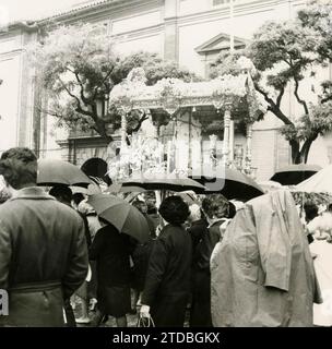 Rocío la confrérie des Rocío de Séville, de la paroisse du Salvador, a été érigée canoniquement le 17 février 1934 par décret du cardinal Eustaquio Ilundáin y Esteban. Parmi les promoteurs figuraient José Anastasio Martín, Emilio Pardo Bernal, José M. Delgado et Segundo de Montes Huibroso. La confrérie a été érigée canoniquement, mais le décret contenait une clause très spéciale : il ne pouvait pas faire un pèlerinage à l'ermitage du village d'Almonte pour la Pentecôte. En 1950, un groupe de Frères, soutenu avec enthousiasme par le curé Andrés Guillén Morales et avec la collaboration très étroite Banque D'Images