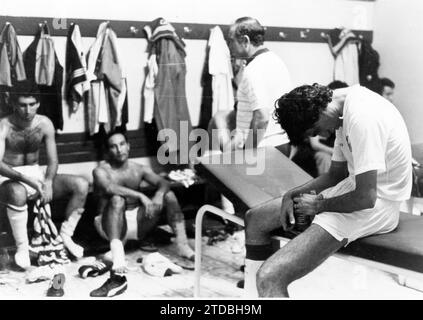 Sevilla affronte le Sporting Lisbon lors de la première coupe UEFA de la saison 1983-84. La première étape, disputée au stade Ramón Sánchez-Pizjuán, s'est terminée par un match nul de 1-1-1. Dans la deuxième manche, disputée au stade José Alvalade dans la capitale portugaise, le Portugais a gagné 3-2, se qualifiant pour le tour suivant. Le but gagnant qui a qualifié le Sporting a été marqué à la dernière minute, dans un malheureux jeu d'Antonio Álvarez, qui a marqué dans son propre but. Dans l'image, le vestiaire de Séville, dévasté, après la fin du match à Lisbonne. Vous voyez Nimo, Sanjosé ; le coach, Cardo, et avant tout Antonio Á Banque D'Images