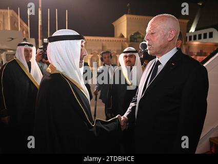 Le président tunisien Kais Saied présente ses condoléances au nouvel émir du Koweït, Cheikh Meshal al-Ahmad al-Jaber al-Sabah, après le décès de son prédécesseur le président tunisien Kais Saied, présentant ses condoléances au nouvel émir du Koweït, Cheikh Meshal al-Ahmad al-Jaber al-Sabah, après le décès de son prédécesseur et demi-frère Cheikh Nawaf al-Ahmad Al-Jaber Al-Sabah, dans la ville de Koweït le 17 décembre 2023. Photo du Bureau de la Présidence tunisienne apaimages Koweït Koweït Koweït Koweït 171223 Kuwait TPO 007 Copyright : xapaimagesxTunisianxPresidencyxxapaimagesx Banque D'Images