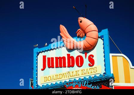 Une crevette jumbo est suspendue à un panneau de dîner sur la promenade sur la côte du Jersey à Wildwood, New Jersey Banque D'Images