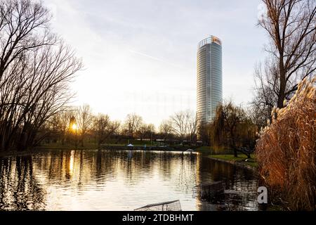 Der Rheinauensee in der Bonner Rheinaue BEI Sonnenuntergang. Im hintergrund der Post Tower , der Hauptsitz der DHL Group 17.12.2023 Bonn Rheinaue NRW Deutschland *** le Rheinauensee à Bonn Rheinaue au coucher du soleil en arrière-plan la Post Tower , le siège du DHL Group 17 12 2023 Bonn Rheinaue NRW Allemagne Banque D'Images