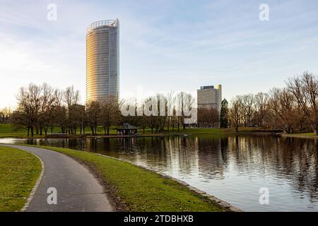 Der Rheinauensee in der Bonner Rheinaue BEI Sonnenuntergang. Im hintergrund der Post Tower , der Hauptsitz der DHL Group 17.12.2023 Bonn Rheinaue NRW Deutschland *** le Rheinauensee à Bonn Rheinaue au coucher du soleil en arrière-plan la Post Tower , le siège du DHL Group 17 12 2023 Bonn Rheinaue NRW Allemagne Banque D'Images