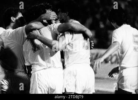 Sevilla affronte le Sporting Lisbon lors de la première coupe UEFA de la saison 1983-84. La première étape, disputée au stade Ramón Sánchez-Pizjuán, s'est terminée par un match nul de 1-1-1. Dans la deuxième manche, disputée au stade José Alvalade dans la capitale portugaise, le Portugais a gagné 3-2, se qualifiant pour le tour suivant. Le but gagnant qui a qualifié le Sporting a été marqué à la dernière minute, dans un malheureux jeu d'Antonio Álvarez, qui a marqué dans son propre but. Sur l'image, Montero et Francisco, buteurs des buts de Séville à Lisbonne, s'étreignent avec leurs autres coéquipiers. (Photo Fernando Gómez Martínez «Gelán»). Crédit : Banque D'Images