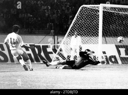 Sevilla affronte le Sporting Lisbon lors de la première coupe UEFA de la saison 1983-84. La première étape, disputée au stade Ramón Sánchez-Pizjuán, s'est terminée par un match nul de 1-1-1. Dans la deuxième manche, disputée au stade José Alvalade dans la capitale portugaise, le Portugais a gagné 3-2, se qualifiant pour le tour suivant. Le but gagnant qui a qualifié le Sporting a été marqué à la dernière minute, dans un malheureux jeu d'Antonio Álvarez, qui a marqué dans son propre but. Dans l'image, Montero, avec beaucoup de talent, marque le premier but de Séville à Lisbonne (0-1). (Photo Ruesga Bono). Crédit : Album / Archivo ABC / Ruesga Banque D'Images