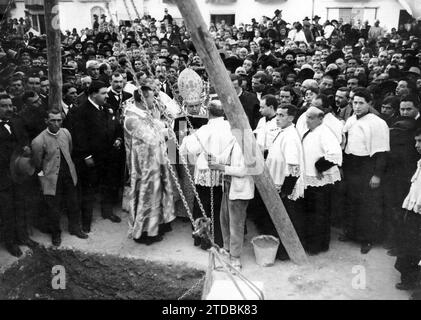 05/01/1918. Le centenaire d'Amador de los Ríos, à Baena. L’évêque de Córdoba, le Dr Guillamet, bénit la première pierre du monument qui sera érigé à l’illustre polygraphe de Baenense dans sa ville natale. Crédit : Album / Archivo ABC Banque D'Images