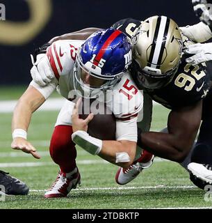 New Orleans Saints Defensive End Tanoh Kpassagnon (92) Sacks New York Giants quarterback Tommy DeVito (15) au Caesars Superdome à la Nouvelle-Orléans le dimanche 17 décembre 2023. Photo AJ Sisco/UPI. Banque D'Images