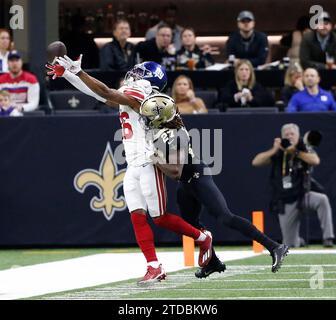 Le cornerback des Saints de la Nouvelle-Orléans Isaac Yiadom (27) frappe le ballon du receveur large des Giants de New York Darius Slayton (86) au Caesars Superdome de la Nouvelle-Orléans le dimanche 17 décembre 2023. Photo AJ Sisco/UPI. Banque D'Images