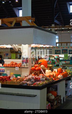 Les fruits et légumes d'automne sont en vente au marché central de Lancaster, en Pennsylvanie Banque D'Images